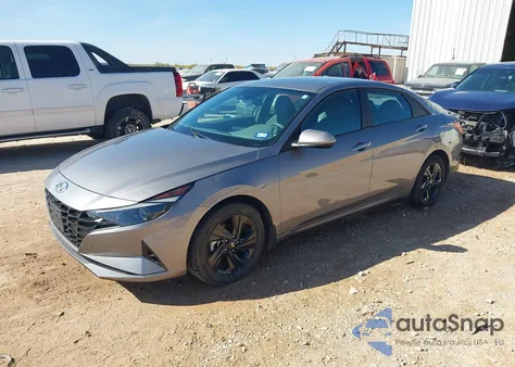 2023 Hyundai Elantra Sel z USA, uszkodzony, nr VIN KMHLM4AG9PU477531